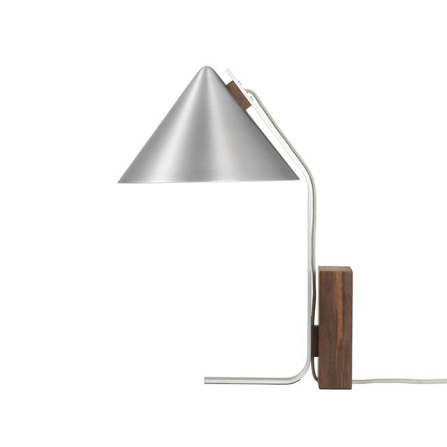 Kristina Dam Studio Cone Bordlampe i Børstet Aluminium og Valnød